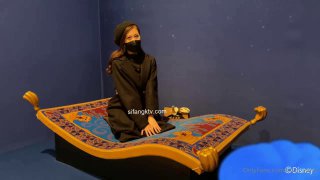 棕色头发的小偷在现实色情中从后面被摧毁了阴部